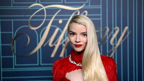 anya taylor-joy follando|Anya Taylor Joy muestra su belleza natural 38 sec 720p